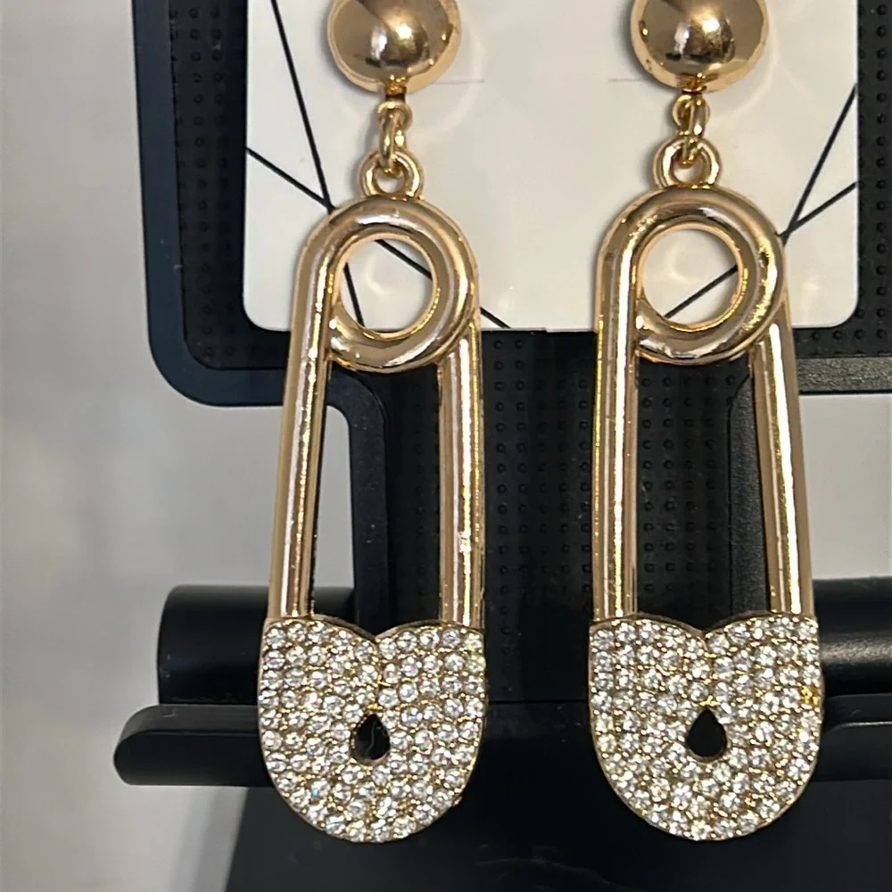Aldo Gold Tone Safety Pin Design Rhinestones Earrings ~2.5" Macellaria. New - Picture 2 of 6